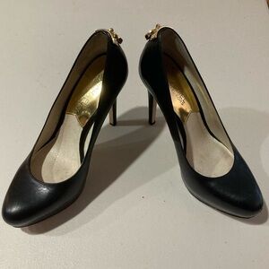 MICHAEL KORS Sz 7 4.5” Heel 1/2” Front Platform &  Golden MK Locket Pumps Heels